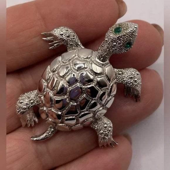 Vintage Signed Monet SilverTone Sea Turtle Brooch Pin Crystal Emerald Green Eyes - Picture 6 of 7